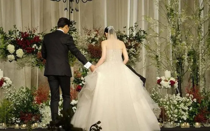 chu-re-lien-tuc-cuoi-dau-trong-dam-cuoi-nghi-bi-ep-lay-vo-co-dau-noi-ly-do-ai-cung-cau-may (2)