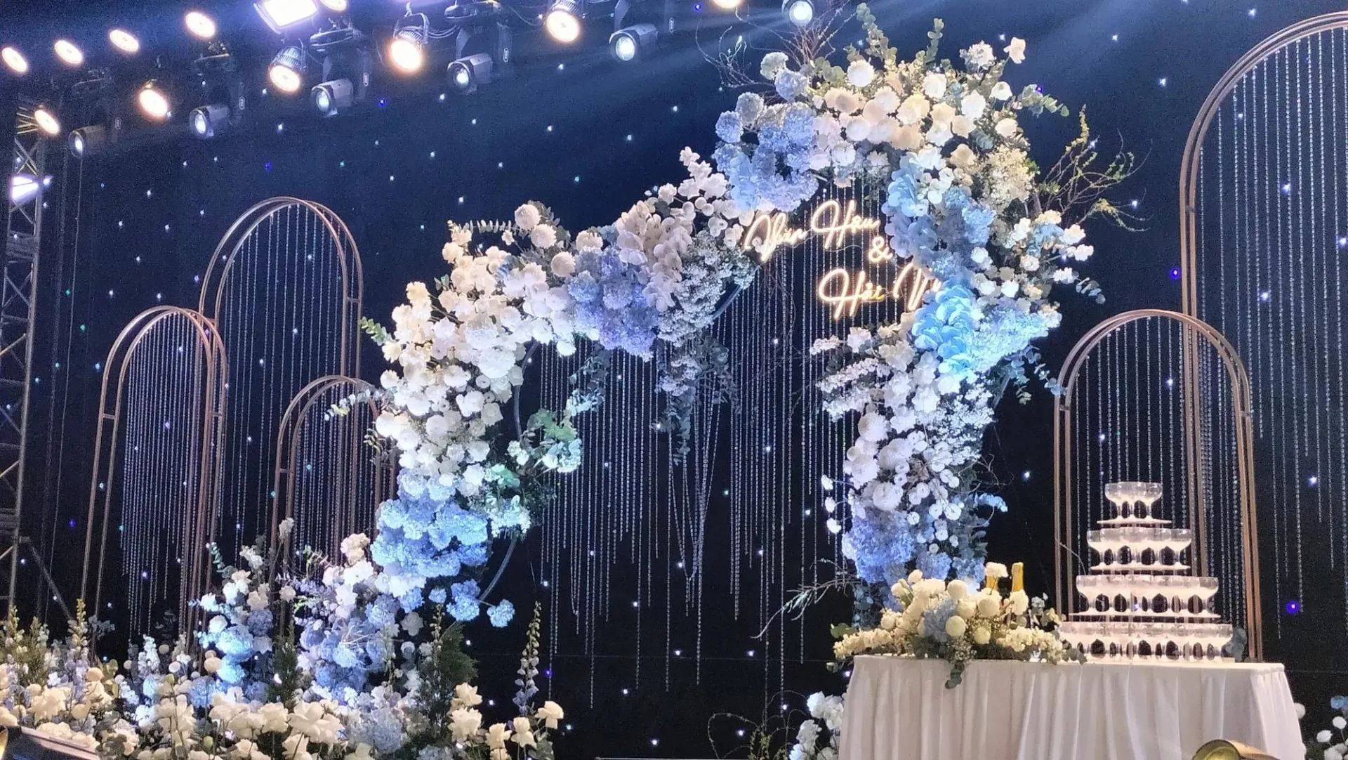 khong-gian-dam-cuoi-doan-van-hau-doan-hai-my-tai-ha-noi-lo-dien-co-hoanh-trang-nhu-nha-trai (117)