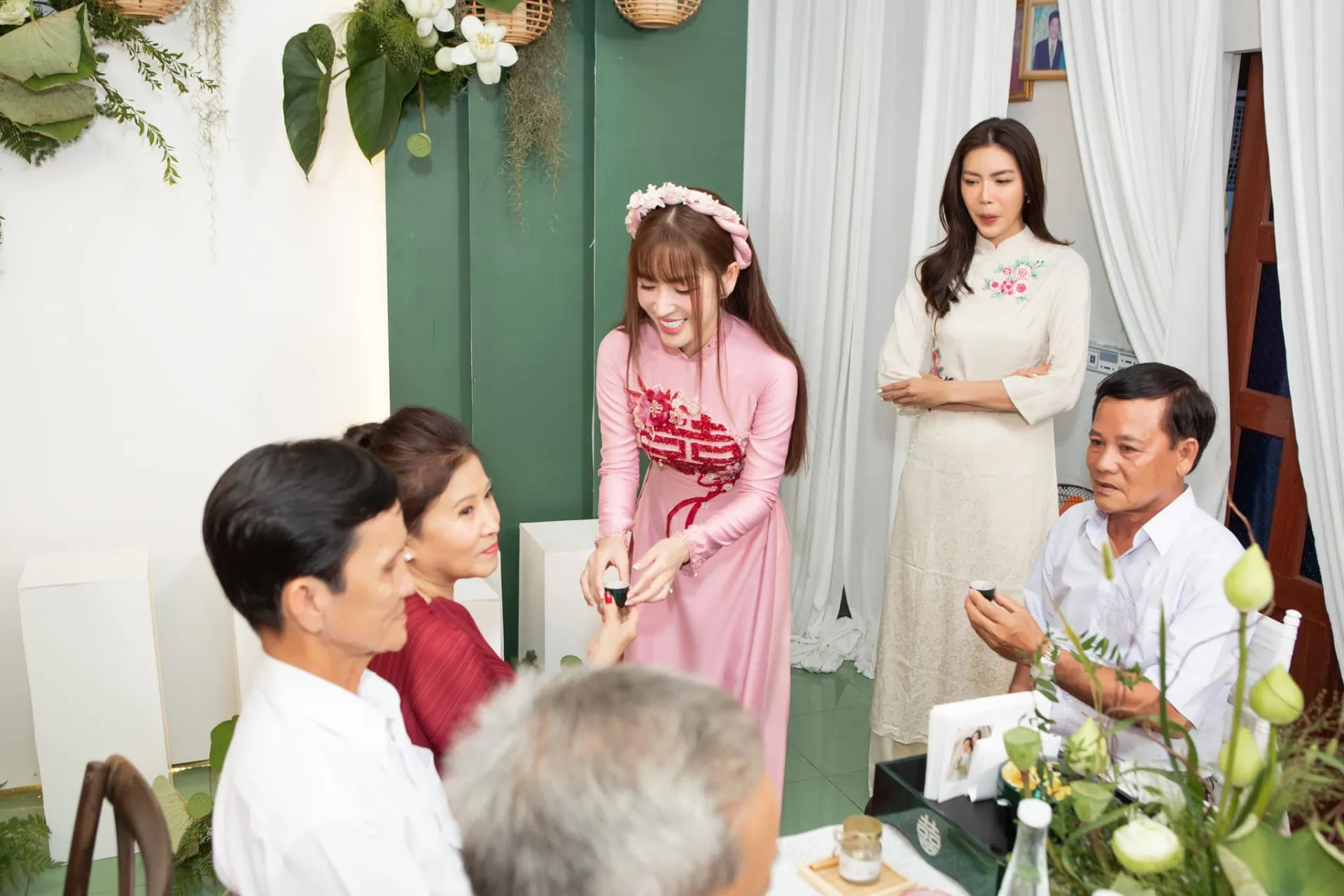 puka-bat-mi-thai-do-me-ruot-trong-ngay-con-gai-xuat-gia-khong-khoc-nhu-cac-ba-me-khac (13)