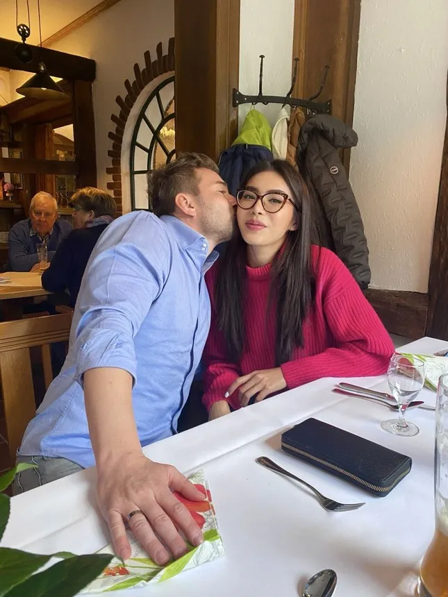 vua-moi-cau-hon-ban-trai-tay-minh-tu-lo-nghi-van-sap-len-chuc-me-netizen-dong-loat-chuc-mung (4)