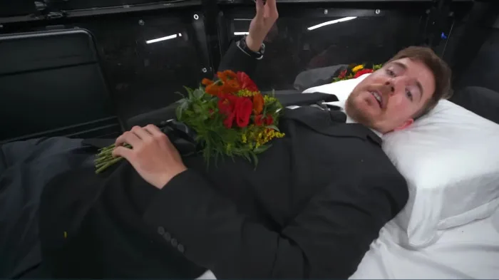 youtube-noi-tieng-thu-thach-song-7-ngay-trong-quan-tai-duoi-long-dat-va-cai-ket-khien-nhieu-nguoi-rung-minh (4)