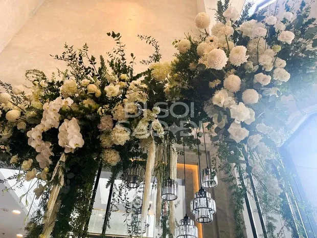 khong-gian-dam-cuoi-doan-van-hau-doan-hai-my-truoc-gio-g-100-hoa-tuoi-co-quay-bar-dac-biet (6)