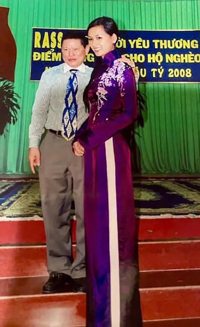 ty-phu-hoang-kieu-khoe-anh-hiem-ben-mot-hoa-hau-vbiz-hau-tuyen-bo-vo-no-dan-tinh-to-mo-moi-quan-he (5)