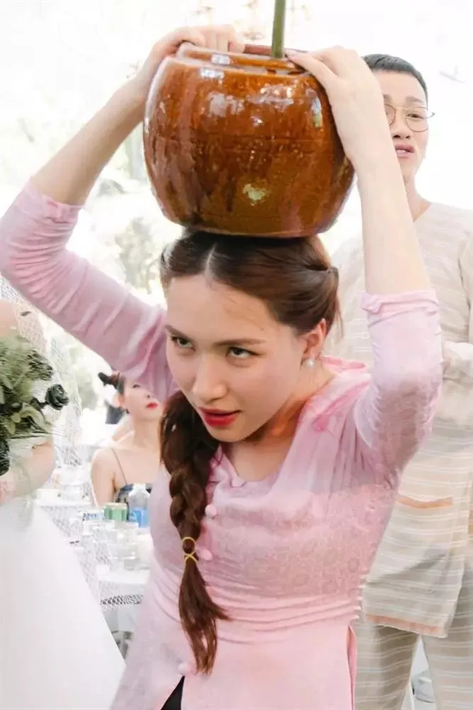 hoa-minzy-quay-nhiet-tinh-trong-dam-cuoi-puka-nhung-lai-voi-va-ve-som-o-hon-le-van-hau-netizen-nghi-van-ne-tinh-cu (10)