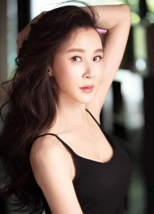 nu-dien-vien-noi-tieng-quen-cung-luc-2-3-nguoi-so-cua-nay-bay-su-nghiep-tuyen-chong-co-3-yeu-ro-hon-nguoi (5)