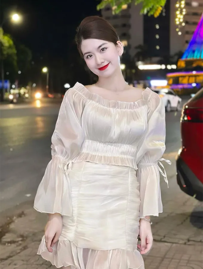 nu-mc-truyen-hinh-2002-lot-top-tim-kiem-ca-nuoc-hoa-ra-la-ai-nu-cua-cua-danh-thu-dt-viet-nam (8)