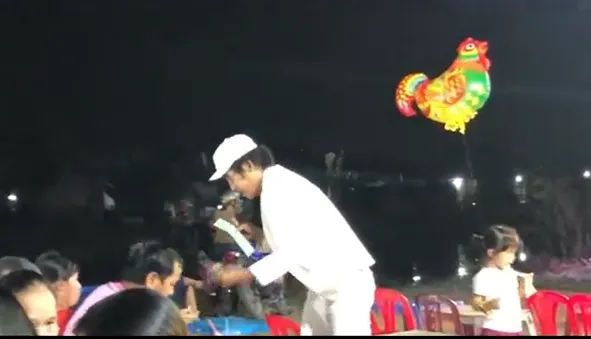 nam-ca-si-hoi-cho-mot-thoi-bi-bat-gap-ban-ve-muu-sinh-chay-don-chay-dao-xin-tung-nguoi-qua-xot-xa (2)