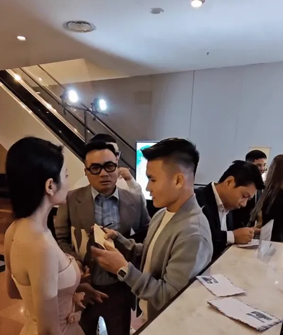 quang-hai-mung-cuoi-doan-van-hau-doan-hai-my-bao-nhieu-ma-ban-gai-nhin-khong-chop-mat-khach-moi-toan-do-la (1)