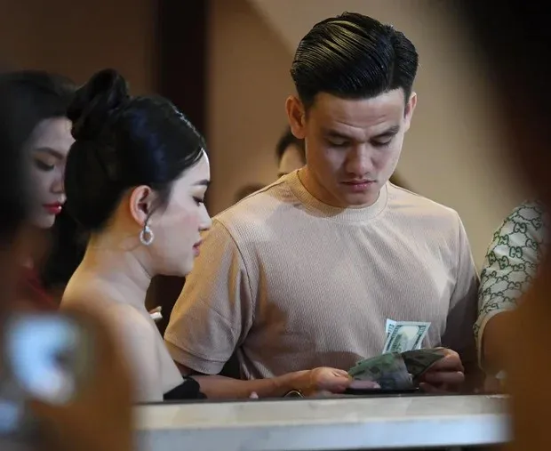 quang-hai-mung-cuoi-doan-van-hau-doan-hai-my-bao-nhieu-ma-ban-gai-nhin-khong-chop-mat-khach-moi-toan-do-la (115)