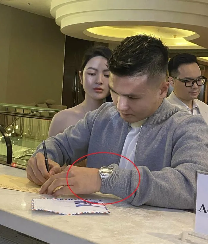 quang-hai-mung-cuoi-doan-van-hau-doan-hai-my-bao-nhieu-ma-ban-gai-nhin-khong-chop-mat-khach-moi-toan-do-la (4)