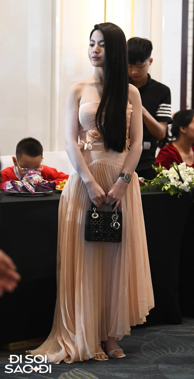 vua-an-cuoi-doan-van-hau-chu-thanh-huyen-co-dong-thai-khoe-nhan-ngon-ap-up-nghi-van-sap-ket-hon-quang-hai (1)