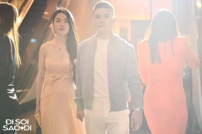 vua-an-cuoi-doan-van-hau-chu-thanh-huyen-co-dong-thai-khoe-nhan-ngon-ap-up-nghi-van-sap-ket-hon-quang-hai (2)