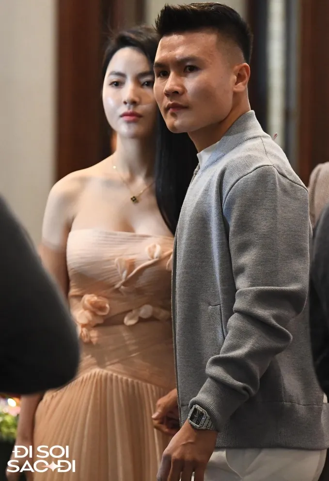 vua-an-cuoi-doan-van-hau-chu-thanh-huyen-co-dong-thai-khoe-nhan-ngon-ap-up-nghi-van-sap-ket-hon-quang-hai (3)