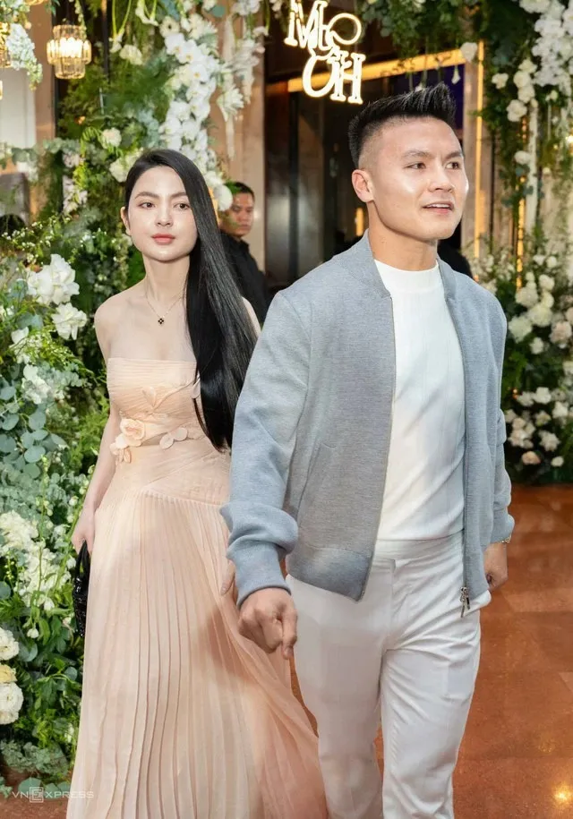 vua-an-cuoi-doan-van-hau-chu-thanh-huyen-co-dong-thai-khoe-nhan-ngon-ap-up-nghi-van-sap-ket-hon-quang-hai (4)