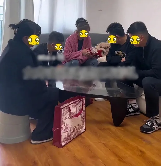 co-gia-tra-vang-cuoi-va-700-trieu-tien-sinh-le-de-dut-tinh-nha-trai-dan-tinh-phan-no-khi-nghe-ly-do (2)