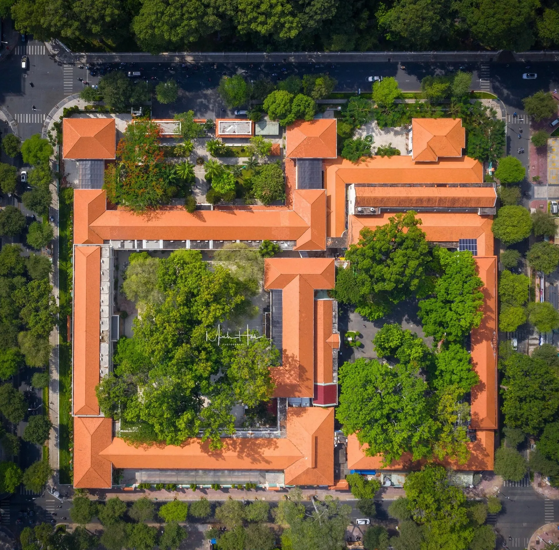 ngoi-truong-lau-doi-nhat-viet-nam-dao-tao-nhieu-nhan-vat-tam-co-den-quoc-vuong-campuchia-con-theo-hoc (3)