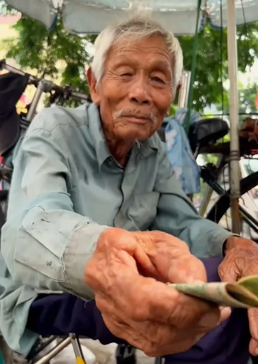 thay-ong-cu-dap-xe-loang-choang-tren-duong-co-gai-lo-lang-chay-theo-thi-phat-hien-chuyen-dau-long (10)