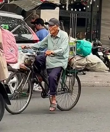 thay-ong-cu-dap-xe-loang-choang-tren-duong-co-gai-lo-lang-chay-theo-thi-phat-hien-chuyen-dau-long (11)