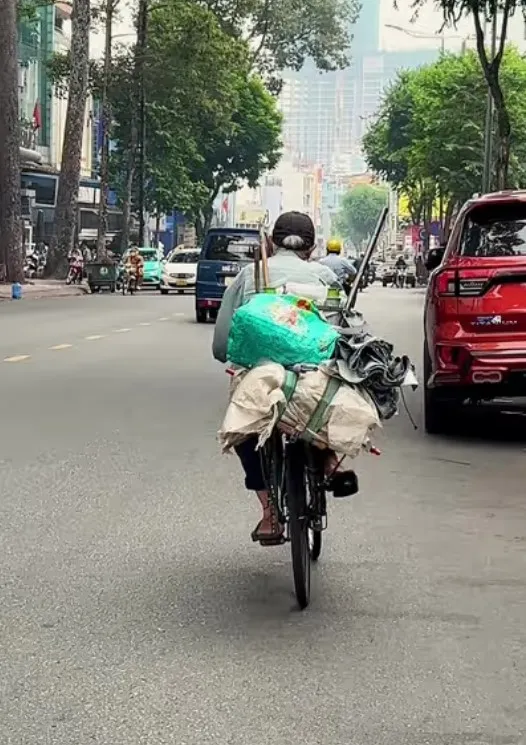 thay-ong-cu-dap-xe-loang-choang-tren-duong-co-gai-lo-lang-chay-theo-thi-phat-hien-chuyen-dau-long (2)