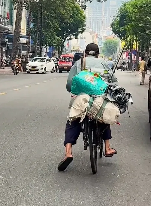 thay-ong-cu-dap-xe-loang-choang-tren-duong-co-gai-lo-lang-chay-theo-thi-phat-hien-chuyen-dau-long (3)