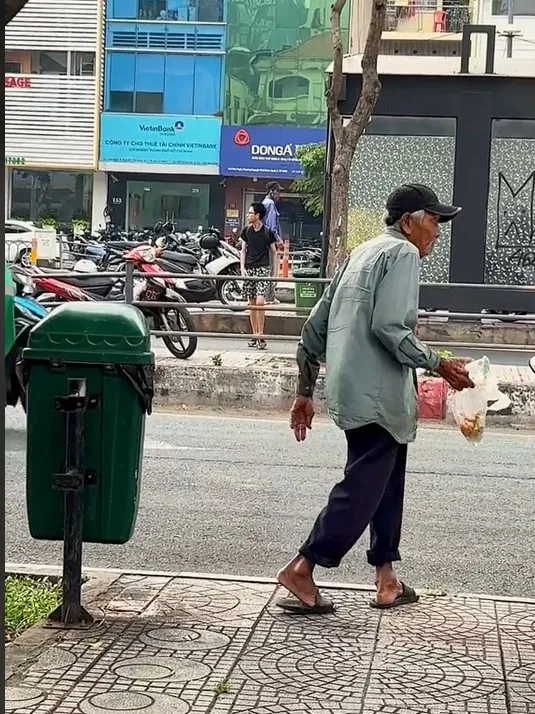 thay-ong-cu-dap-xe-loang-choang-tren-duong-co-gai-lo-lang-chay-theo-thi-phat-hien-chuyen-dau-long (5)