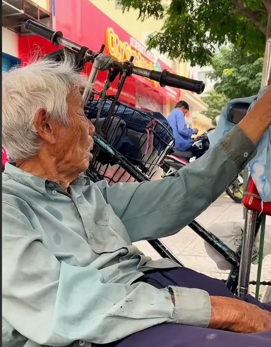 thay-ong-cu-dap-xe-loang-choang-tren-duong-co-gai-lo-lang-chay-theo-thi-phat-hien-chuyen-dau-long (6)