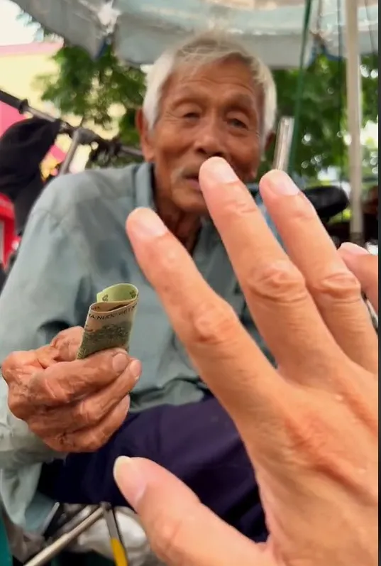 thay-ong-cu-dap-xe-loang-choang-tren-duong-co-gai-lo-lang-chay-theo-thi-phat-hien-chuyen-dau-long (7)