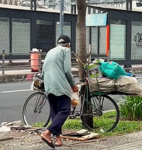 thay-ong-cu-dap-xe-loang-choang-tren-duong-co-gai-lo-lang-chay-theo-thi-phat-hien-chuyen-dau-long (8)