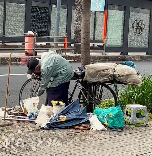 thay-ong-cu-dap-xe-loang-choang-tren-duong-co-gai-lo-lang-chay-theo-thi-phat-hien-chuyen-dau-long (9)