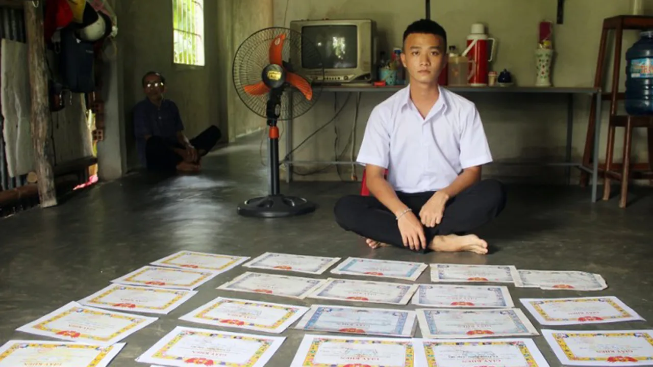 vang-bong-cha-tu-nho-nam-sinh-do-dai-hoc-top-dau-chi-dam-mo-co-thung-mi-tom-moi-thang-bam-con-chu (1)