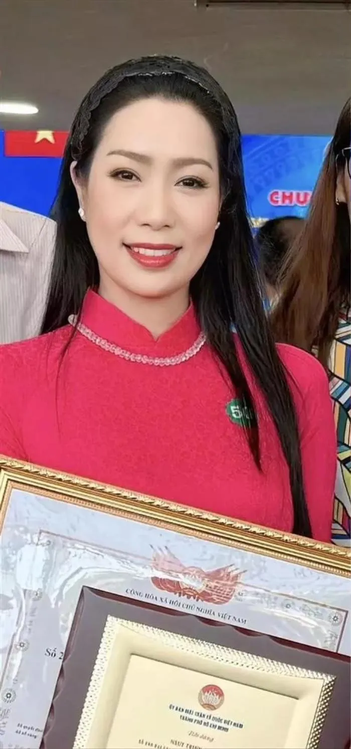 a-hau-dau-tien-o-viet-nam-duoc-phong-tang-danh-hieu-nsnd-u60-voc-dang-nhu-gai-doi-muoi-khien-dan-tinh-nguong-mo (8)
