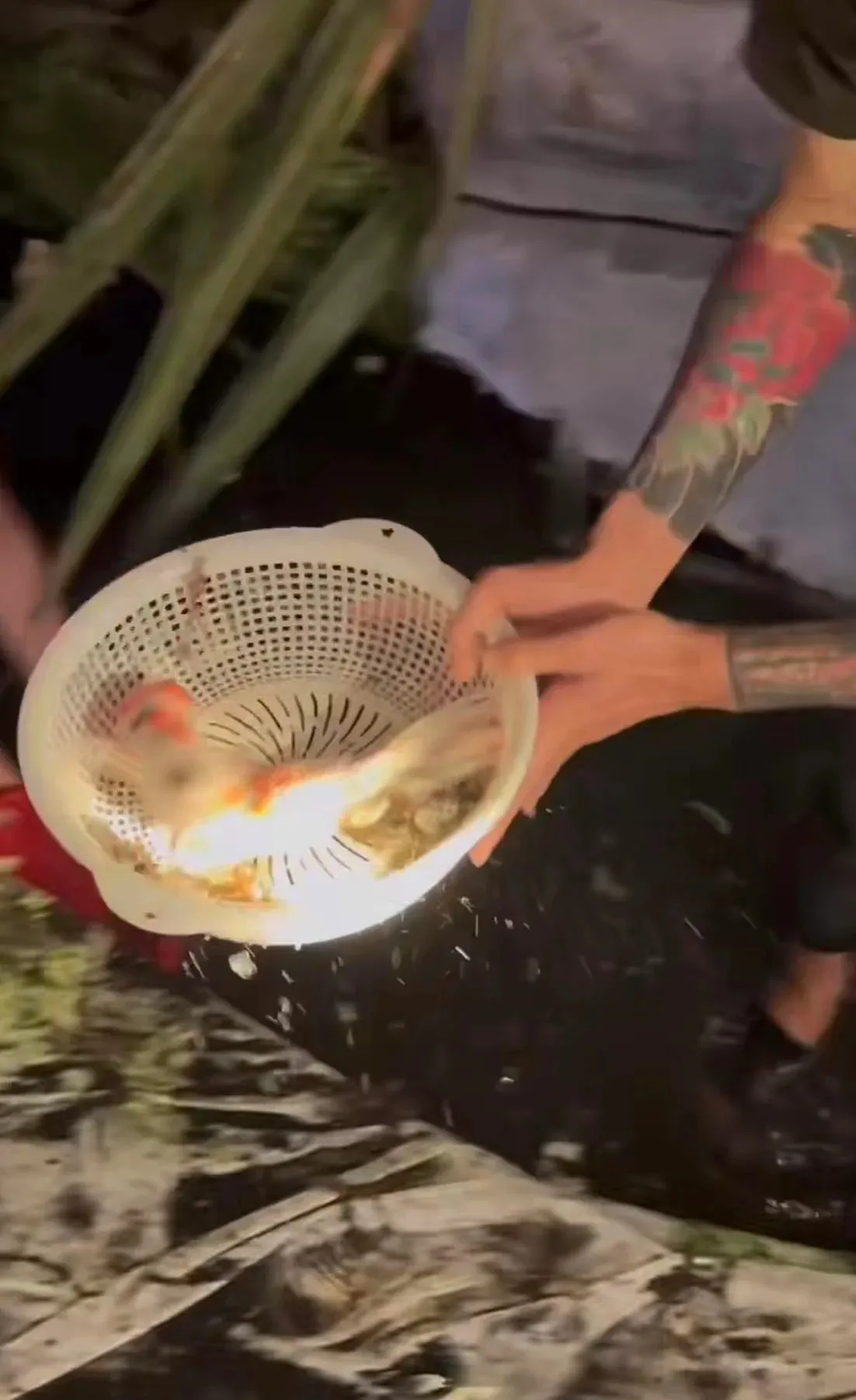 puka-tiet-lo-gia-dinh-lam-2-viec-sau-dam-cuoi-dau-tu-trang-tri-khung-hang-xom-cung-duoc-huong-ke (14)