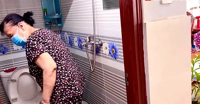 nu-ca-si-noi-tieng-mot-thoi-tung-co-cat-xe-mot-cay-vang-nay-tuoi-xe-chieu-o-tro-di-cha-nha-ve-sinh-kiem-song (3)