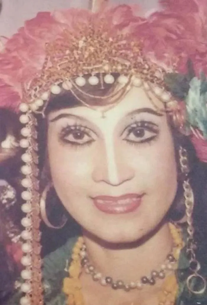 nu-ca-si-noi-tieng-mot-thoi-tung-co-cat-xe-mot-cay-vang-nay-tuoi-xe-chieu-o-tro-di-cha-nha-ve-sinh-kiem-song (6)