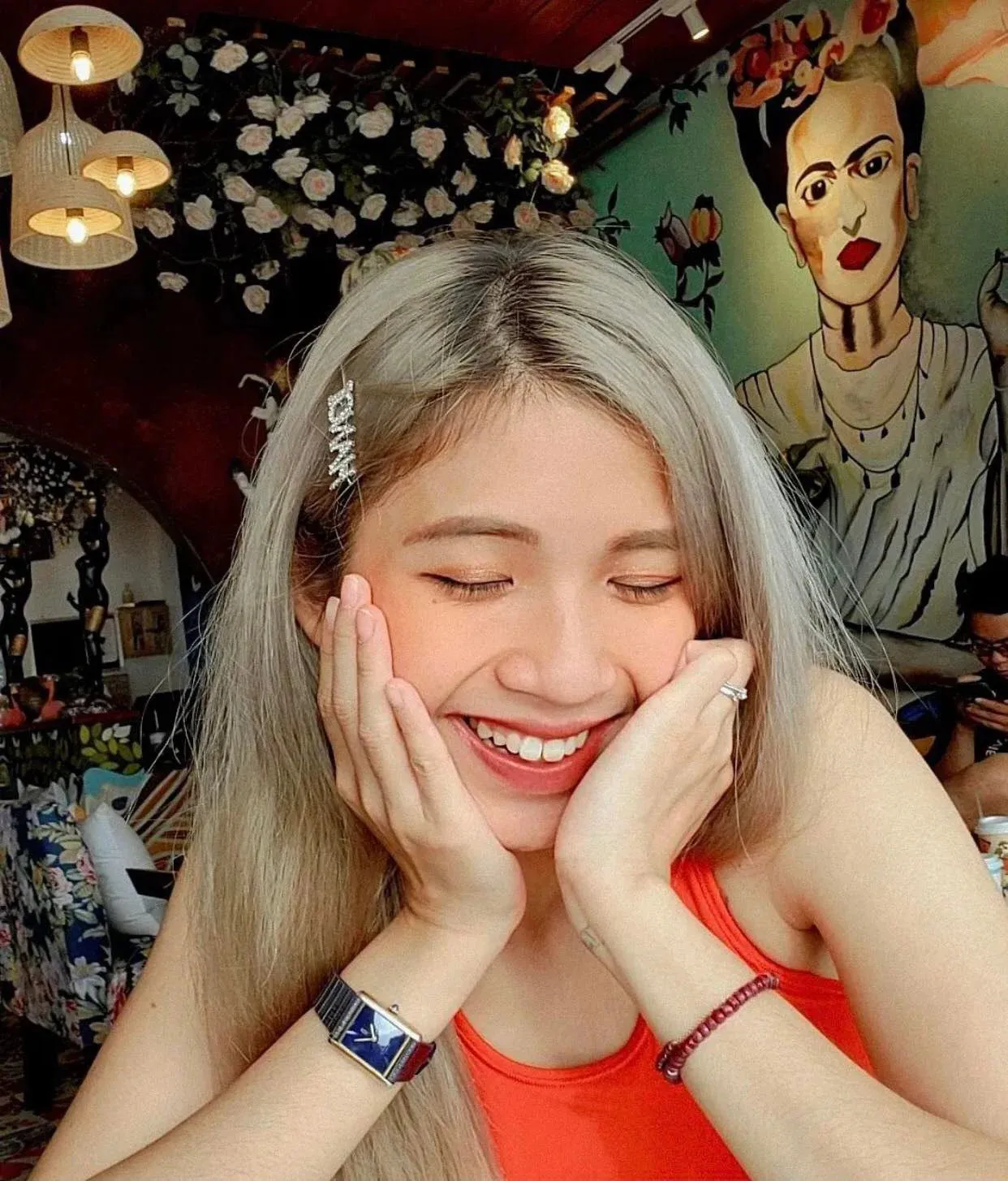 to-mo-cuoc-song-hot-girl-ong-nghiem-tham-gia-duong-len-dinh-olympia-5-nam-truoc-gio-ra-sao (9)