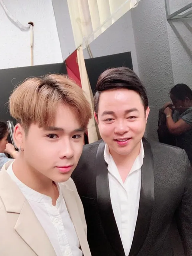 xon-xao-ban-trai-tinh-don-phuong-my-chi-la-nguoi-trong-showbiz-cdm-soi-duoc-anh-om-ap-than-mat-voi-nu-ca-si (3)