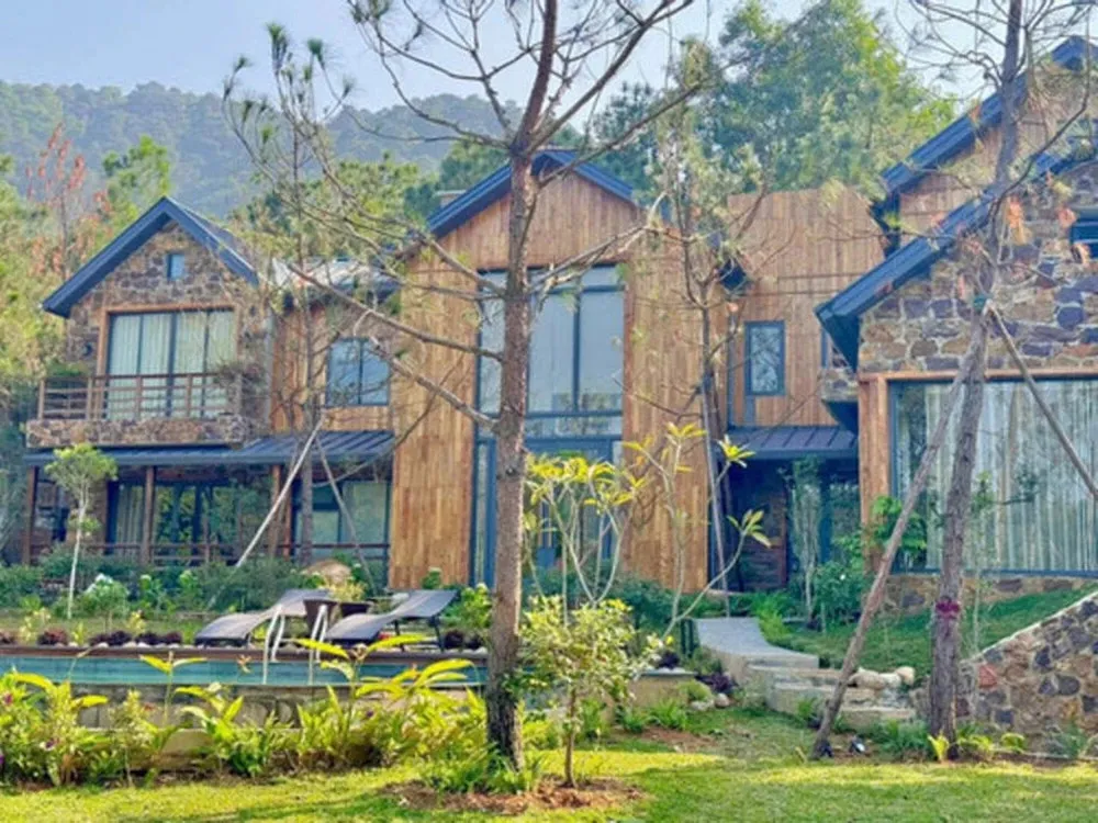 loa-mat-truoc-can-biet-thu-go-nam-giua-doi-thong-cua-ong-hoang-nhac-do-dep-nhu-co-tich-khach-ghe-choi-deu-tram-tro (4)