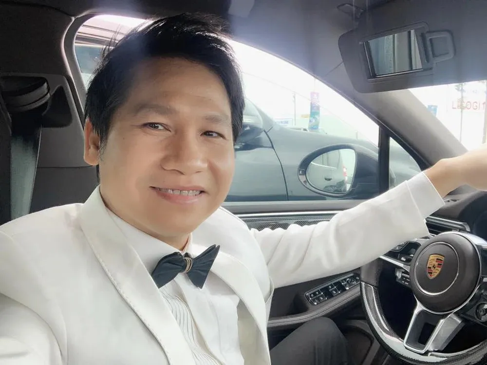 loa-mat-truoc-can-biet-thu-go-nam-giua-doi-thong-cua-ong-hoang-nhac-do-dep-nhu-co-tich-khach-ghe-choi-deu-tram-tro (51)