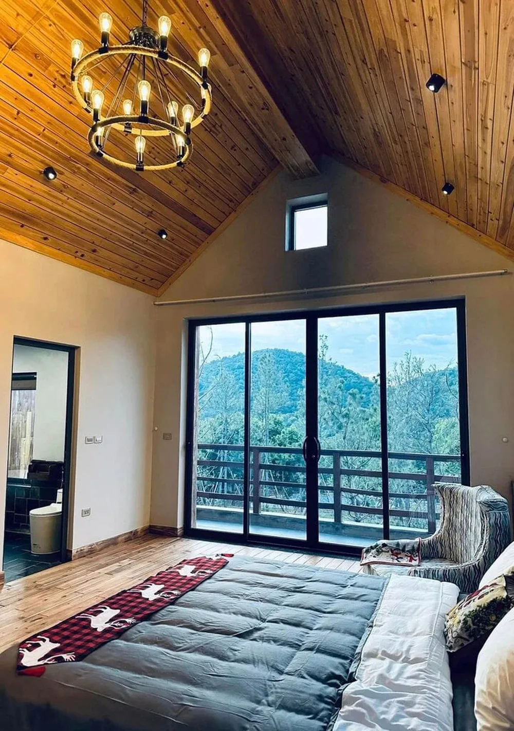 loa-mat-truoc-can-biet-thu-go-nam-giua-doi-thong-cua-ong-hoang-nhac-do-dep-nhu-co-tich-khach-ghe-choi-deu-tram-tro (6)