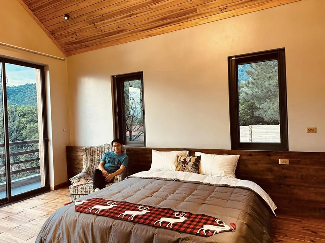 loa-mat-truoc-can-biet-thu-go-nam-giua-doi-thong-cua-ong-hoang-nhac-do-dep-nhu-co-tich-khach-ghe-choi-deu-tram-tro (7)