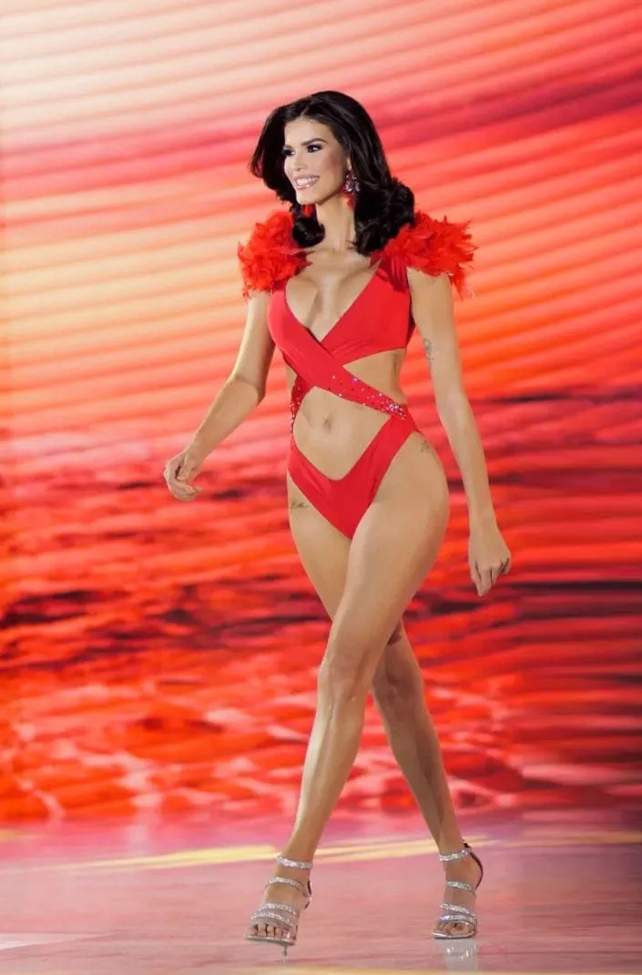 xon-xao-hoa-hau--co-con-dau-tien-dang-quang-cuoc-thi-sac-dep-tiet-lo-mang-thai-ngoai-y-muon-nam-16-tuoi (4)