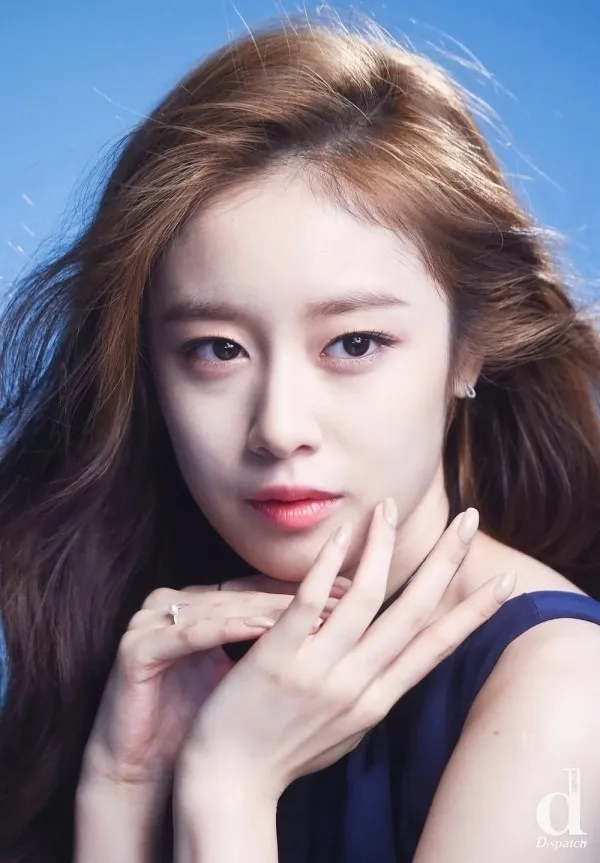 nu-ca-si-noi-tieng-duoc-gioi-tren-yeu-thich-e-show-sau-khi-ket-hon-cam-thay-hoang-mang-vi-lay-chong (31)