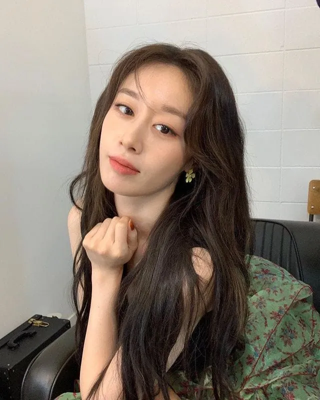 nu-ca-si-noi-tieng-duoc-gioi-tren-yeu-thich-e-show-sau-khi-ket-hon-cam-thay-hoang-mang-vi-lay-chong (4)