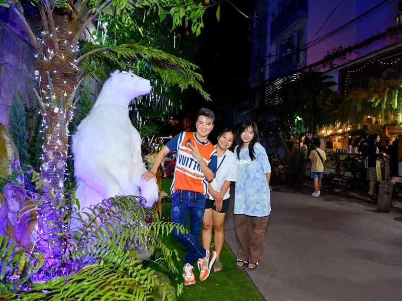 bien-nguoi-do-xo-den-biet-thu-nha-dam-vinh-hung-nam-ca-si-thao-2-cong-nha-con-trai-lac-loi (10)