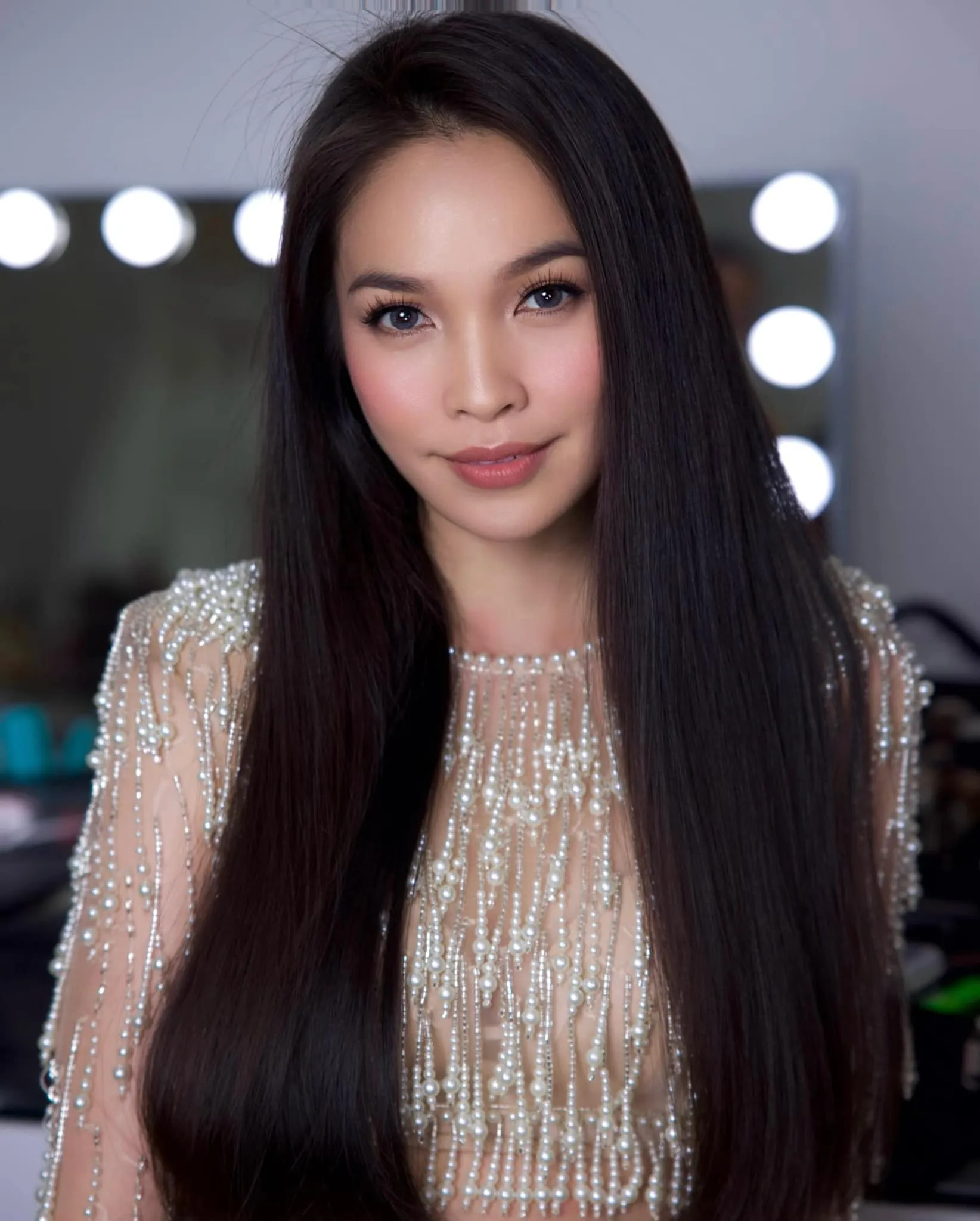 bong-noi-tieng-vi-cuoi-tuoi-roi-trong-clip-tu-nam-1993-co-be-hoc-sinh-nay-thanh-ca-si-dinh-dam-cua-vbiz (1)