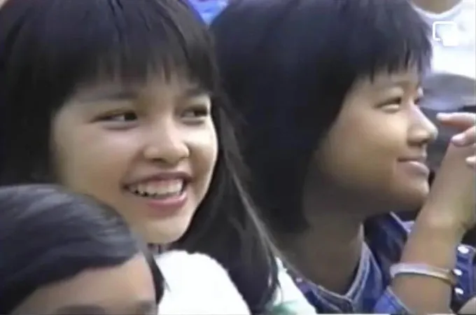 bong-noi-tieng-vi-cuoi-tuoi-roi-trong-clip-tu-nam-1993-co-be-hoc-sinh-nay-thanh-ca-si-dinh-dam-cua-vbiz (9)