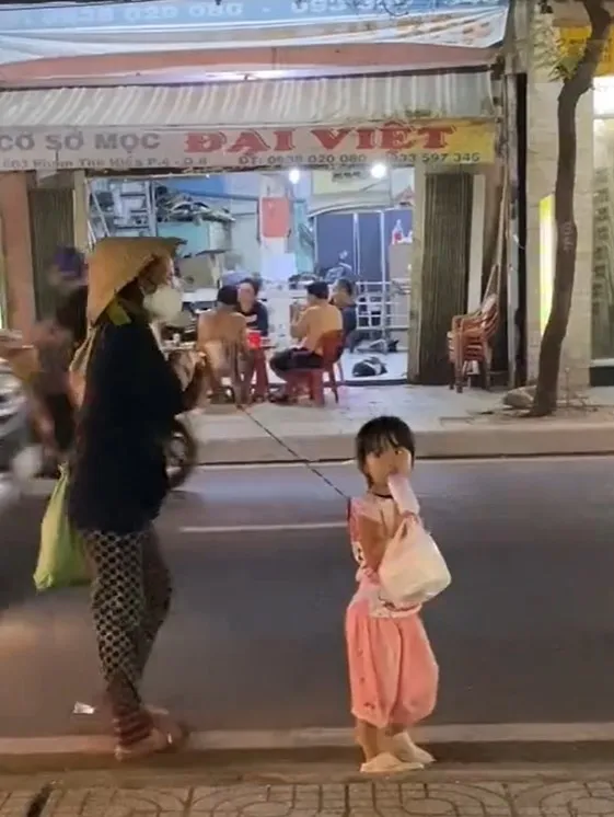 xon-xao-clip-chau-gai-tay-cam-binh-sua-dan-nguoi-ba-khiem-khuyet-tren-pho-khien-ai-nay-xot-xa (2)