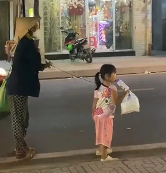 xon-xao-clip-chau-gai-tay-cam-binh-sua-dan-nguoi-ba-khiem-khuyet-tren-pho-khien-ai-nay-xot-xa (8)
