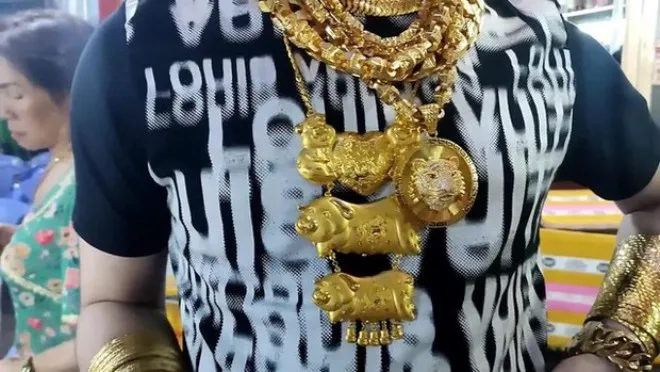 chang-trai-ban-lau-bo-deo-80-cay-vang-len-nguoi-ai-cung-choang-khach-nuom-nuop-xin-chup-anh-nhu-ngoi-sao (2)