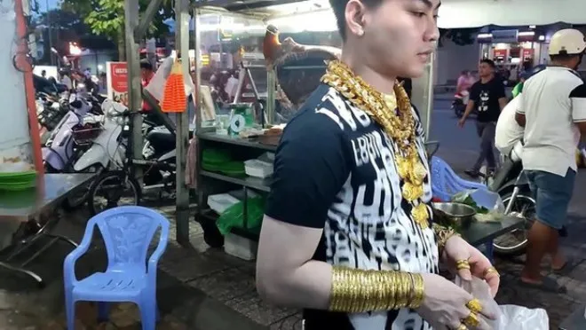 chang-trai-ban-lau-bo-deo-80-cay-vang-len-nguoi-ai-cung-choang-khach-nuom-nuop-xin-chup-anh-nhu-ngoi-sao (5)